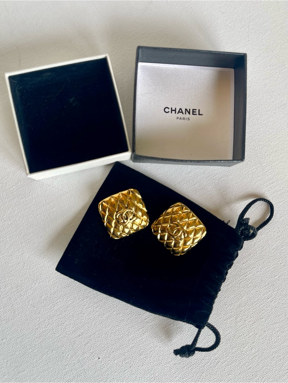 VINTAGE CHANEL 24K GOLD PLATED DIAMOND QUILTED SQUARE CLIP-ON EARRINGS FRANCE - Picture 3 of 14